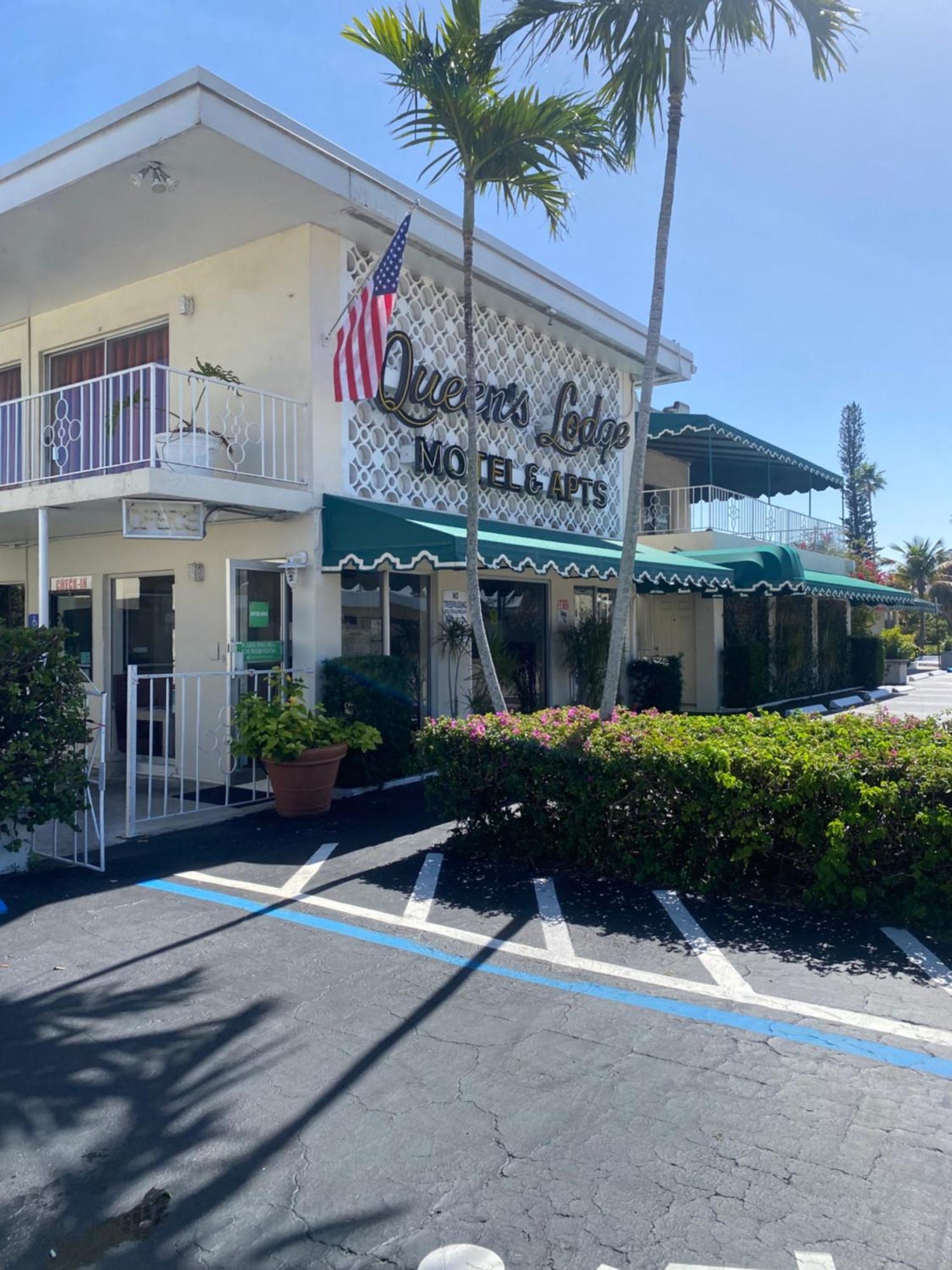 וסט פאלם ביץ' Queens Lodge Motel מראה חיצוני תמונה
